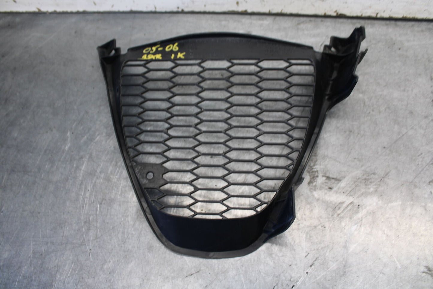 05-06 SUZUKI GSXR1000 FRONT LOWER INNER EXHAUST V FAIRING COWL GUARD  BB676