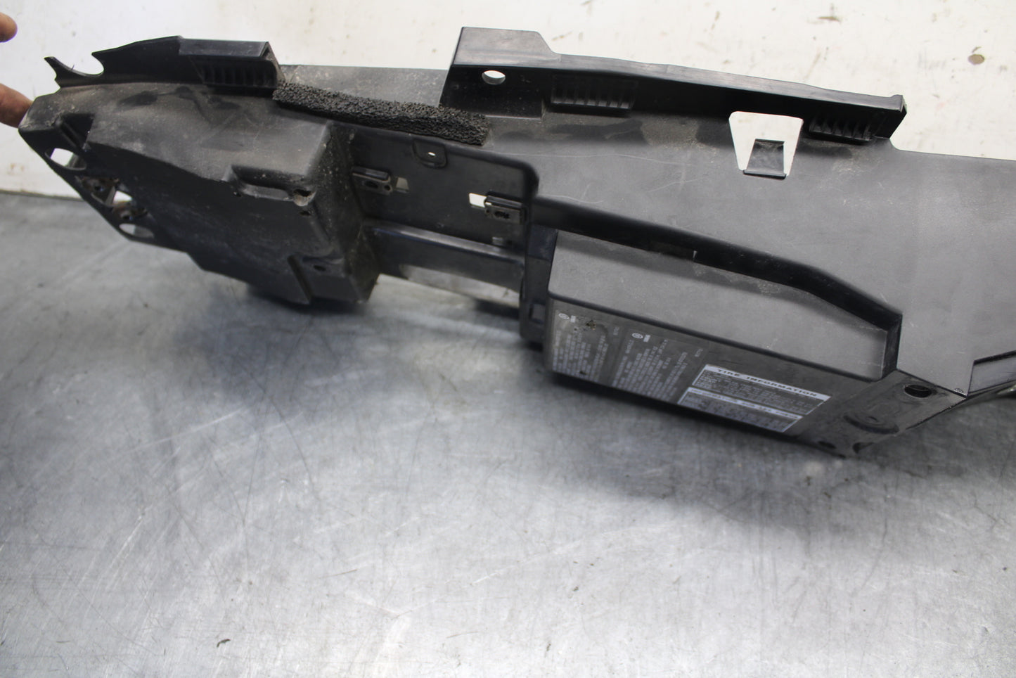 16-21 YAMAHA XSR900 REAR BACK TAIL UNDERTAIL BATTERY TRAY PLASTIC BB664