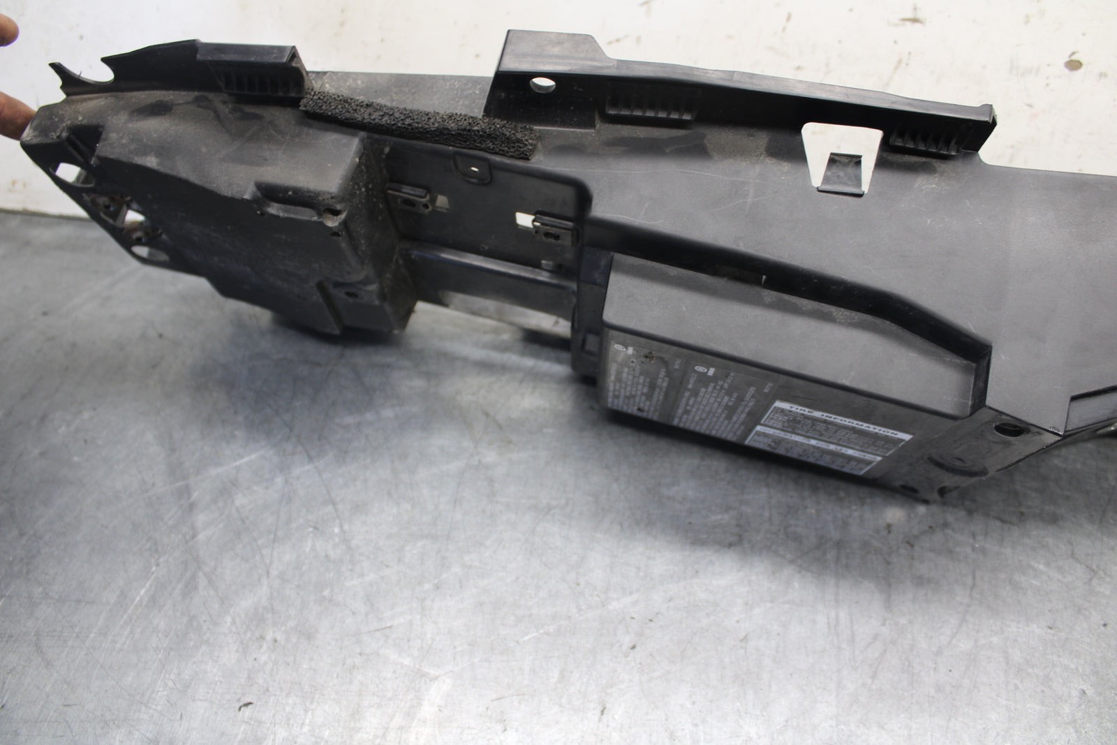 16-21 YAMAHA XSR900 REAR BACK TAIL UNDERTAIL BATTERY TRAY PLASTIC BB664