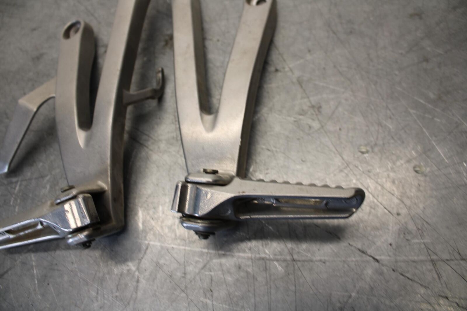 2011 Honda CBR600RR REAR BACK PASSENGER PEG SET PAIR 50720-MEL-305 BB520