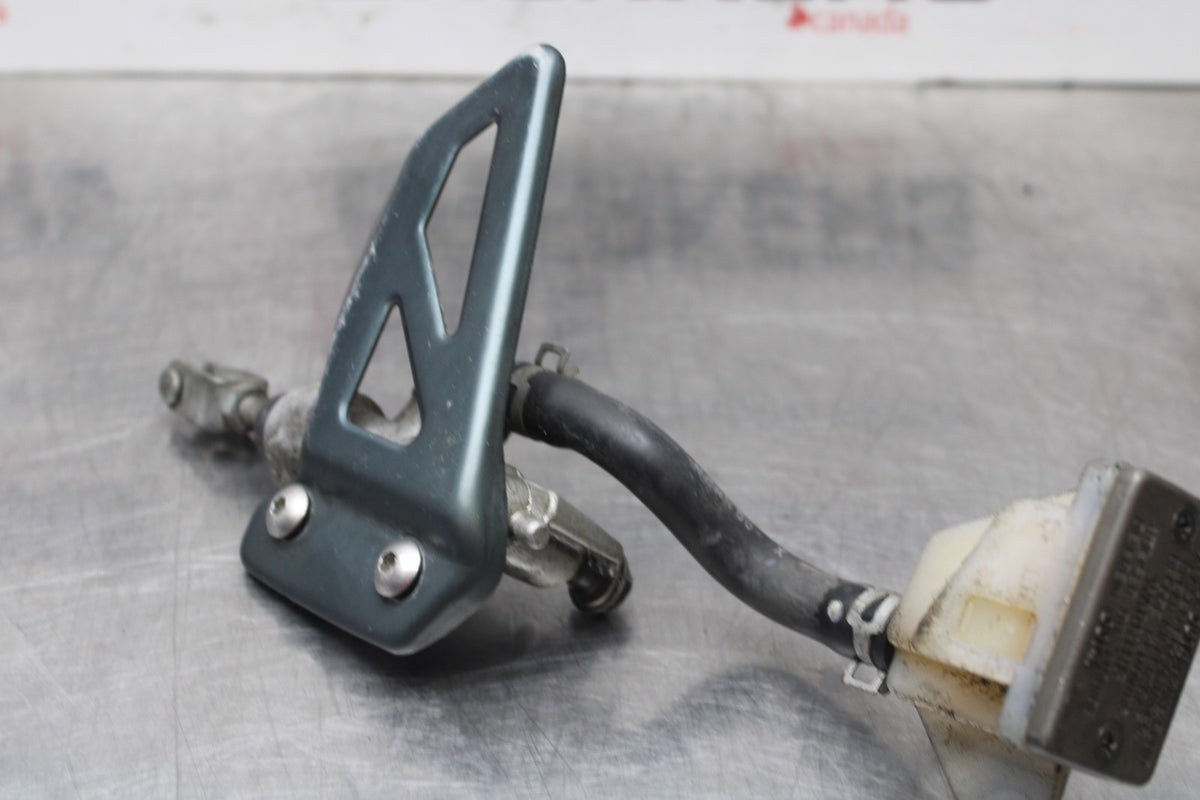 00 SUZUKI GSXR750 REAR BACK BRAKE MASTER CYLINDER W RESERVOIR BB820