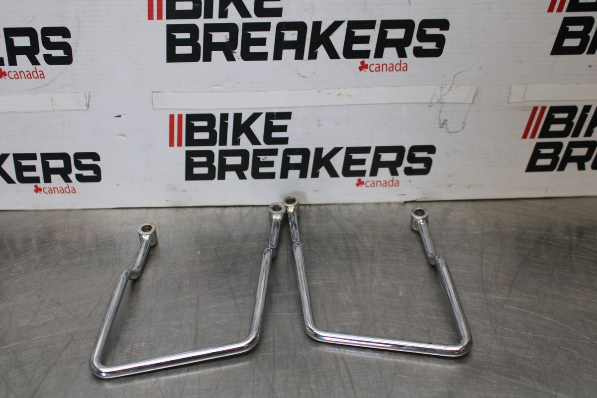 03 HONDA SHADOW SPIRIT 750 VT750DC SADDLEBAG CASE MOUNTING BRACKET MOUNT BB907