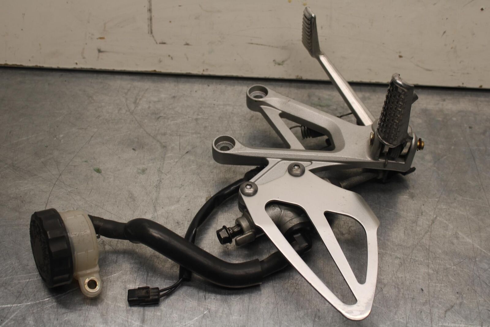 2004 Honda CBR600F4i RIGHT REARSET REAR SET DRIVER FOOT PEG REST STOP BB606