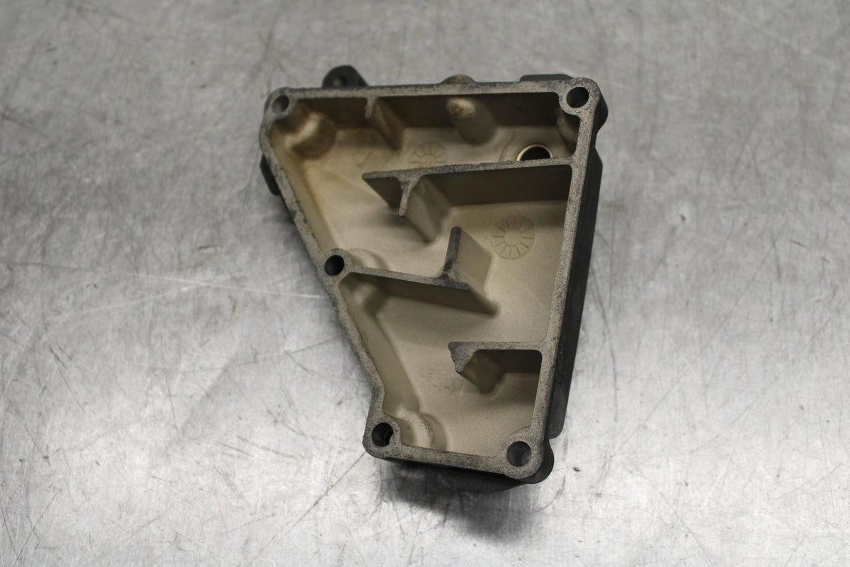 06 YAMAHA YZF R6 ENGINE MOTOR CRANK CASE VENT COVER BB716