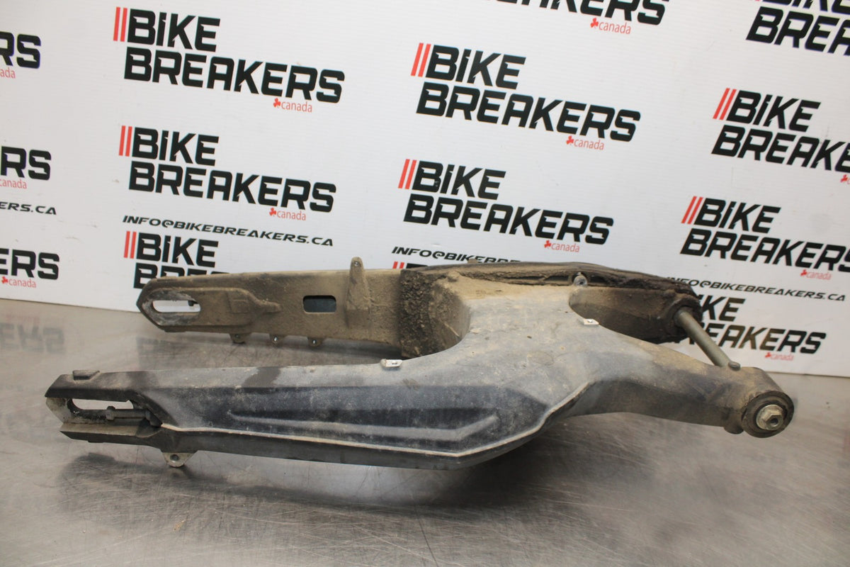 15 TRIUMPH TIGER 800 REAR SWINGARM BACK SUSPENSION SWING ARM BB873