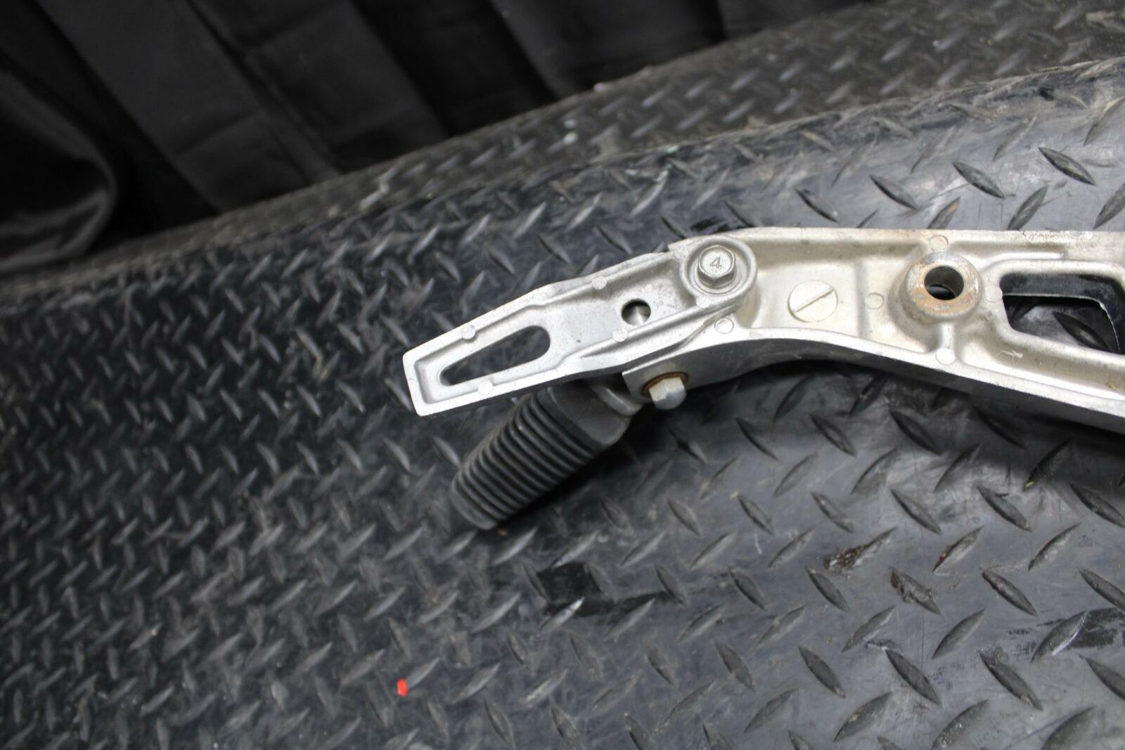 86 SUZUKI GS750ES REAR BACK PASSENGER PEG SET PAIR BB233