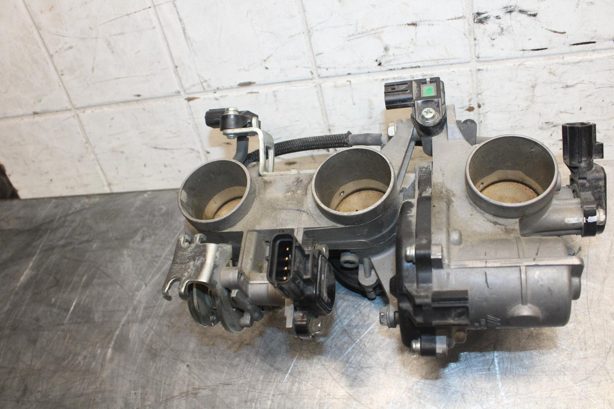 2016 Yamaha XSR900 ABS MAIN FUEL INJECTORS / THROTTLE BODIES BB516