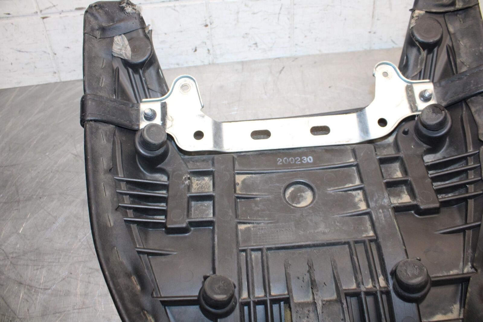 06-09 SUZUKI M109R BOULAVARD REAR BACK PASSENGER SEAT BB501