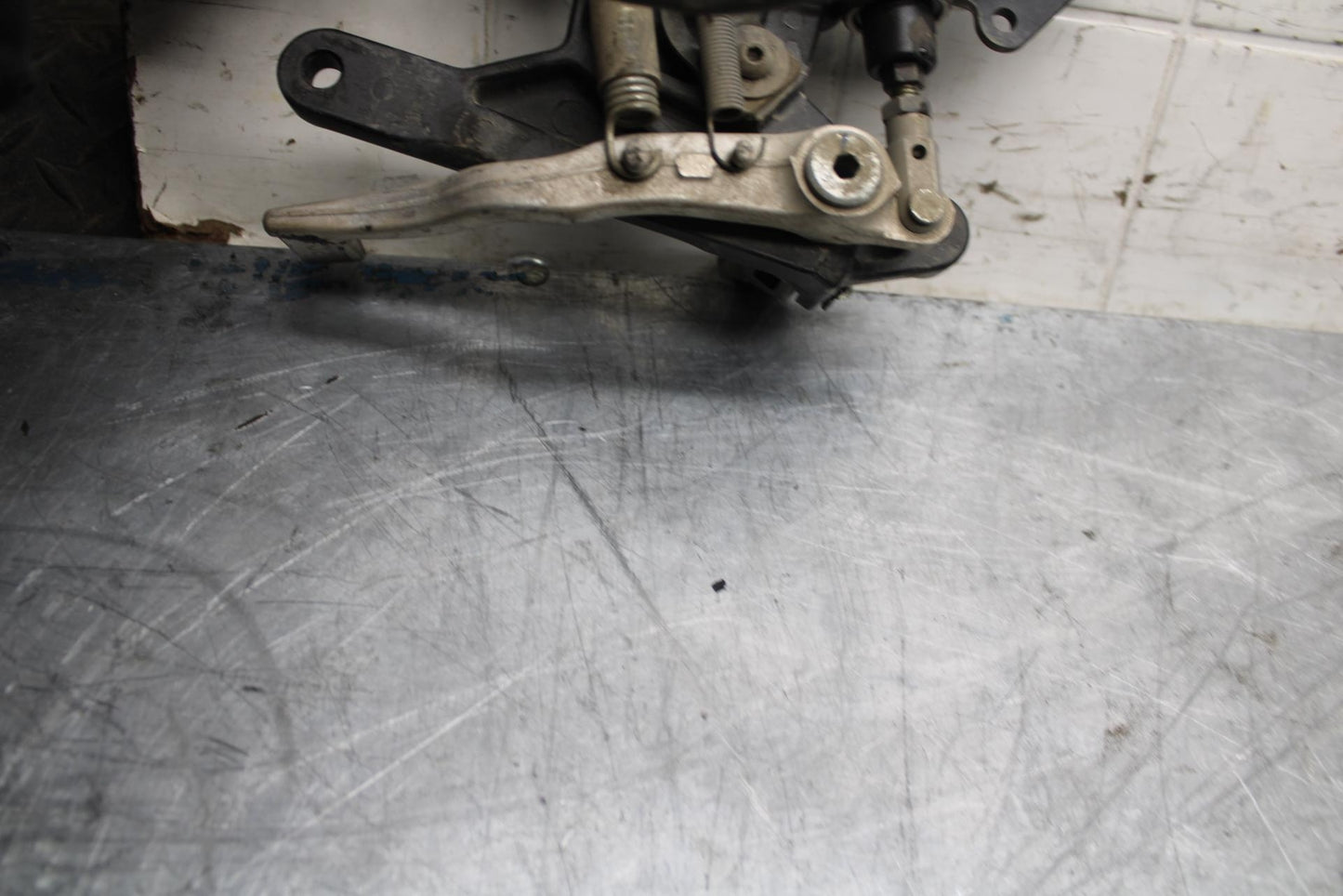 18 YAMAHA YZF R1  RIGHT REARSET REAR SET DRIVER FOOT PEG REST STOP BB473