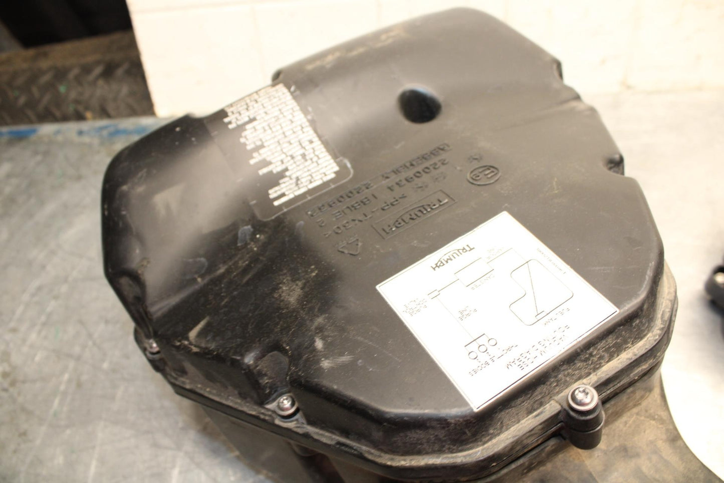 17-21 TRIUMPH STREET TRIPPLE R ABS AIRBOX AIR INTAKE FILTER BOX bb452