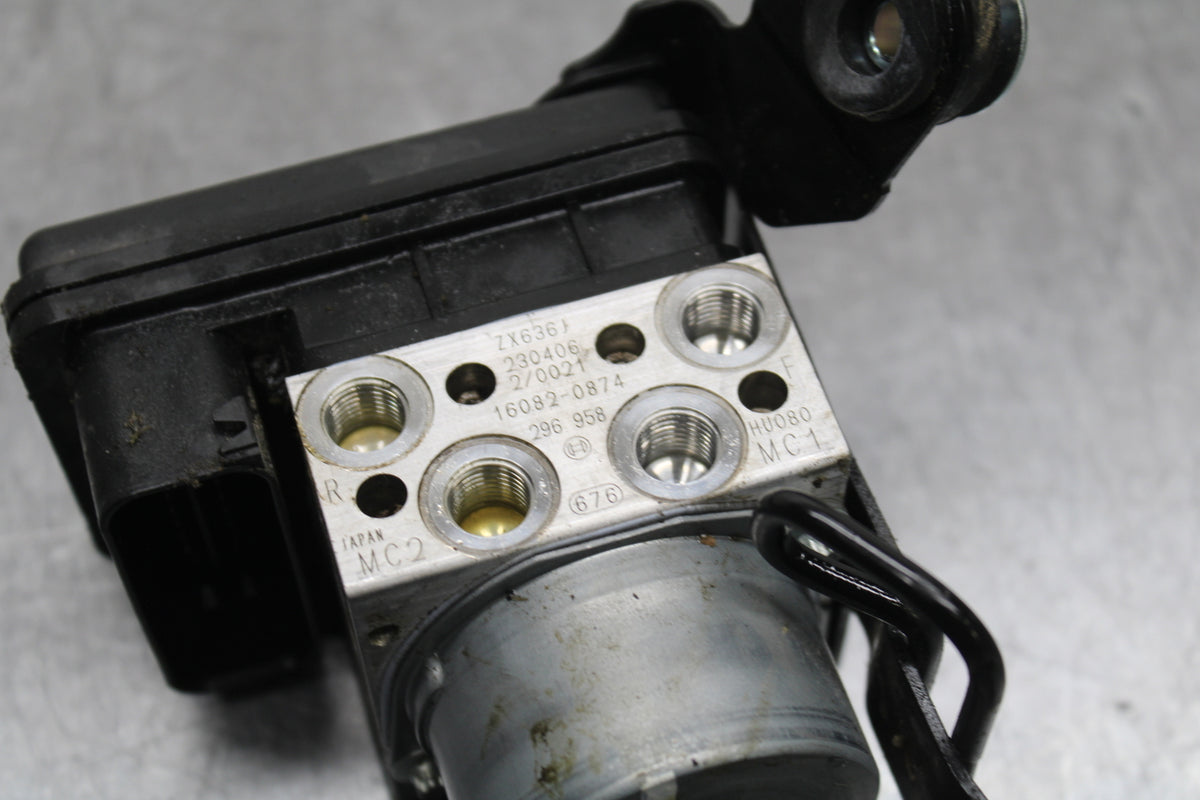 24-25 KAWASAKI NINJA ZX6R ABS PUMP UNIT MODULE BB726