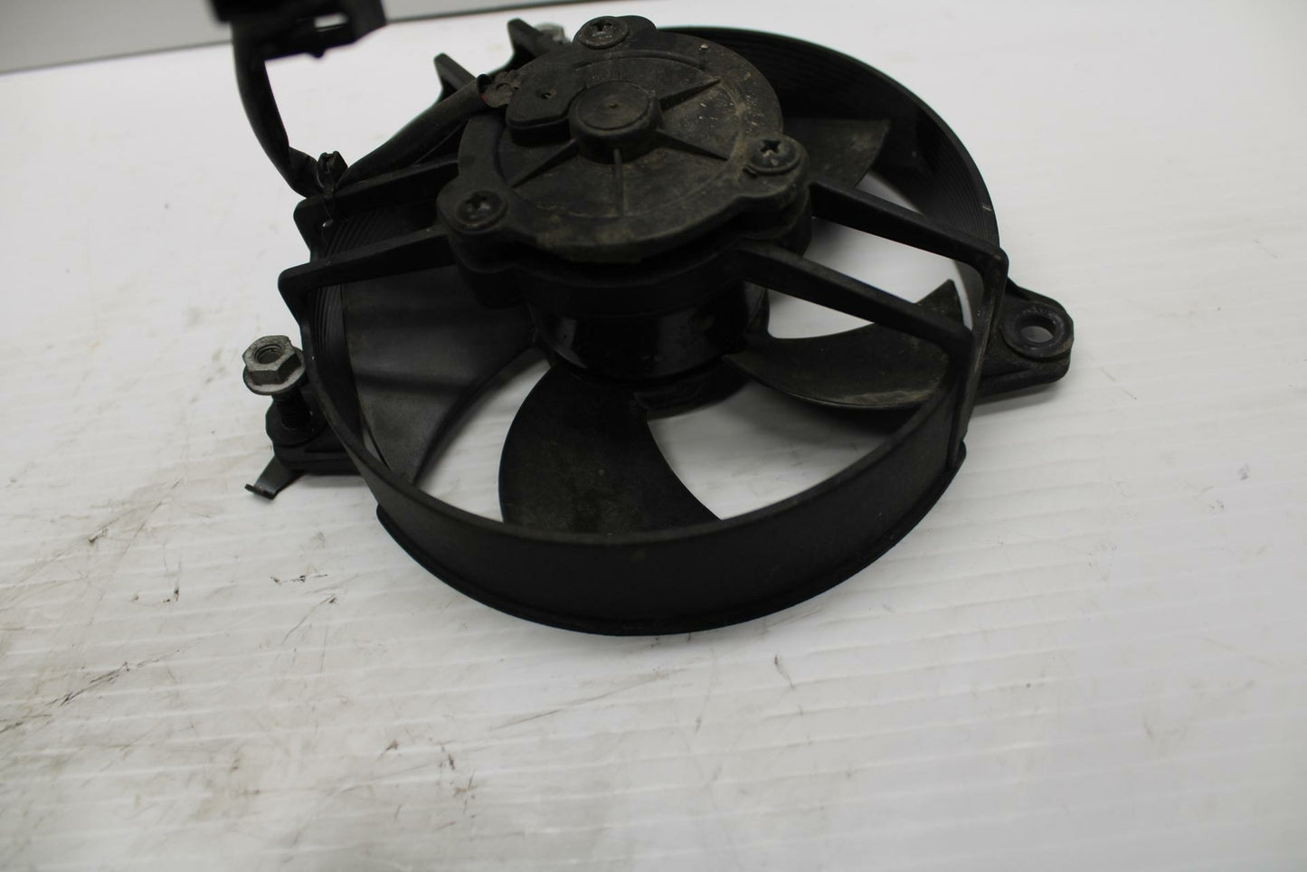 18-20 HUSQVARNA VITPILEN 401 ENGINE RADIATOR COOLING FAN BB248