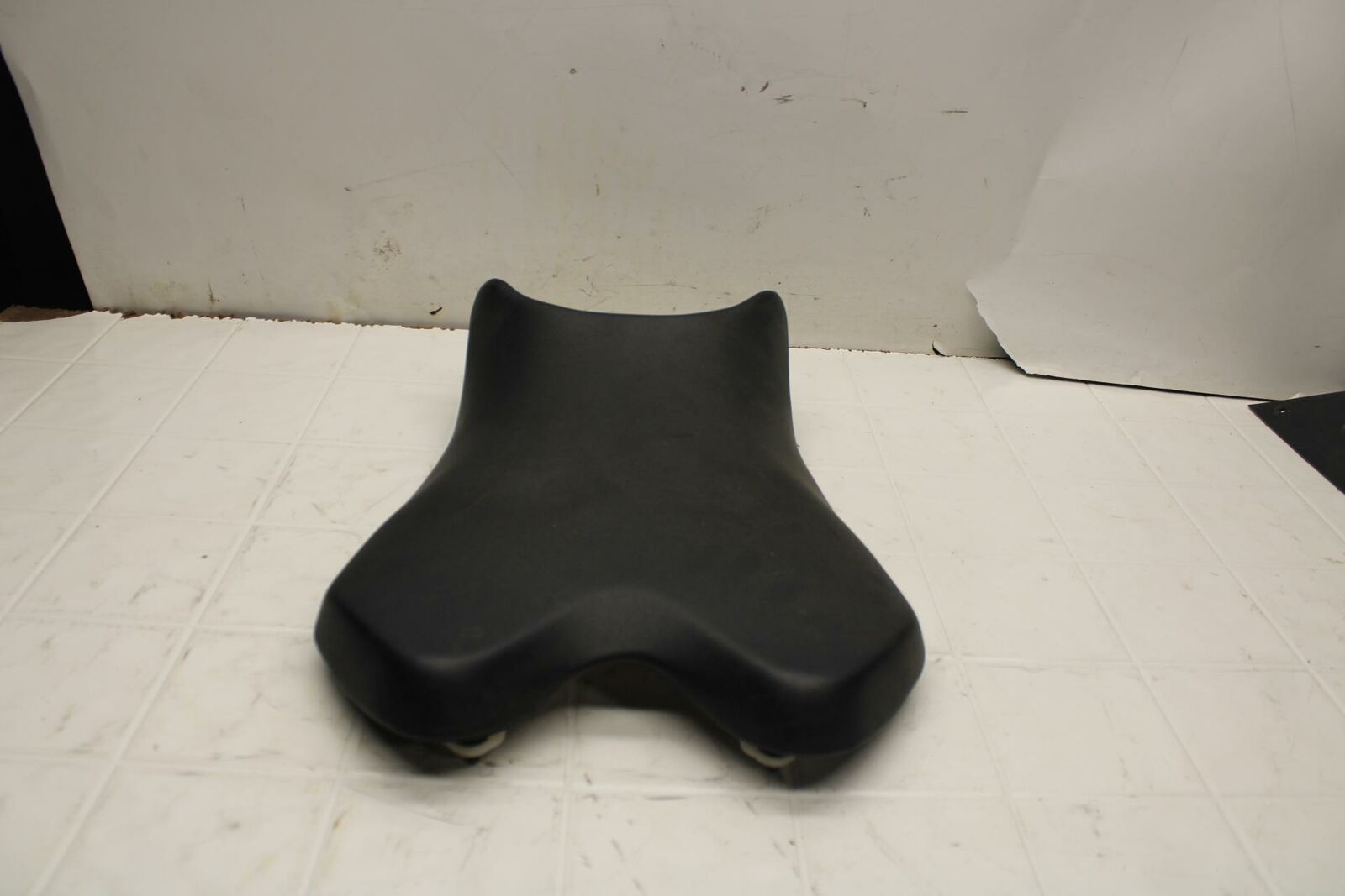 08-16 YAMAHA YZF R6 FRONT DRIVERS SEAT PAD SADDLE PILLION BB406