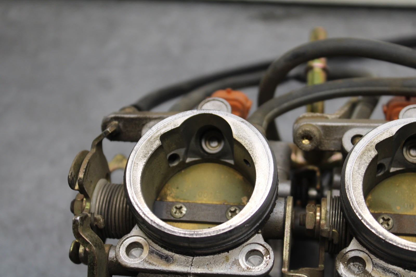 03-05 YAMAHA YZF R6  MAIN FUEL INJECTORS / THROTTLE BODIES BB751