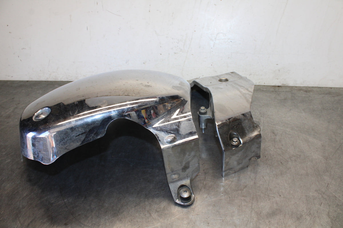 04 SUZUKI INTRUDER 800 ENGINE SPROCKET COVER BB758