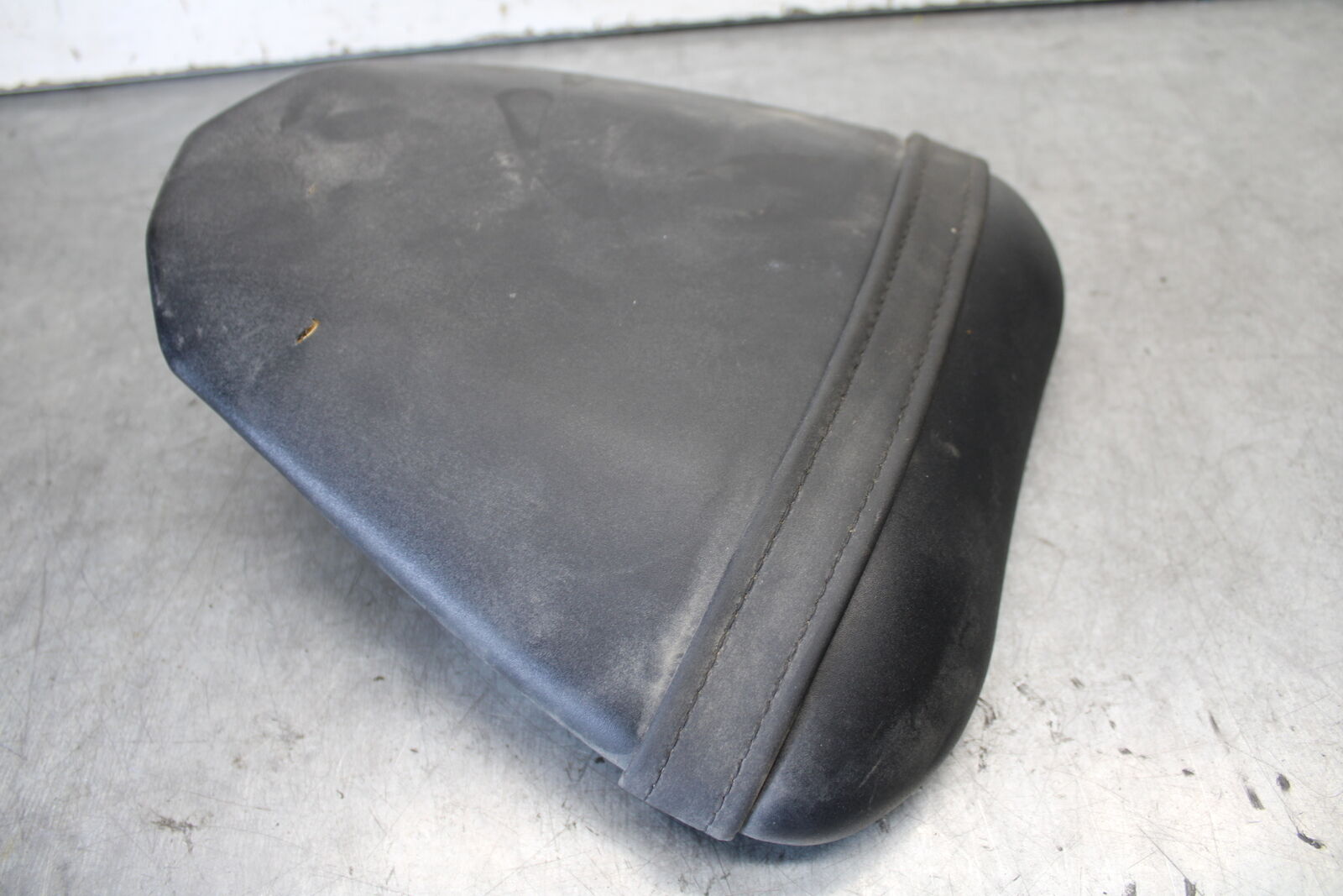 08-16 YAMAHA YZF R6 REAR BACK PASSENGER TANDEM SEAT PAD SADDLE PILLION BB665