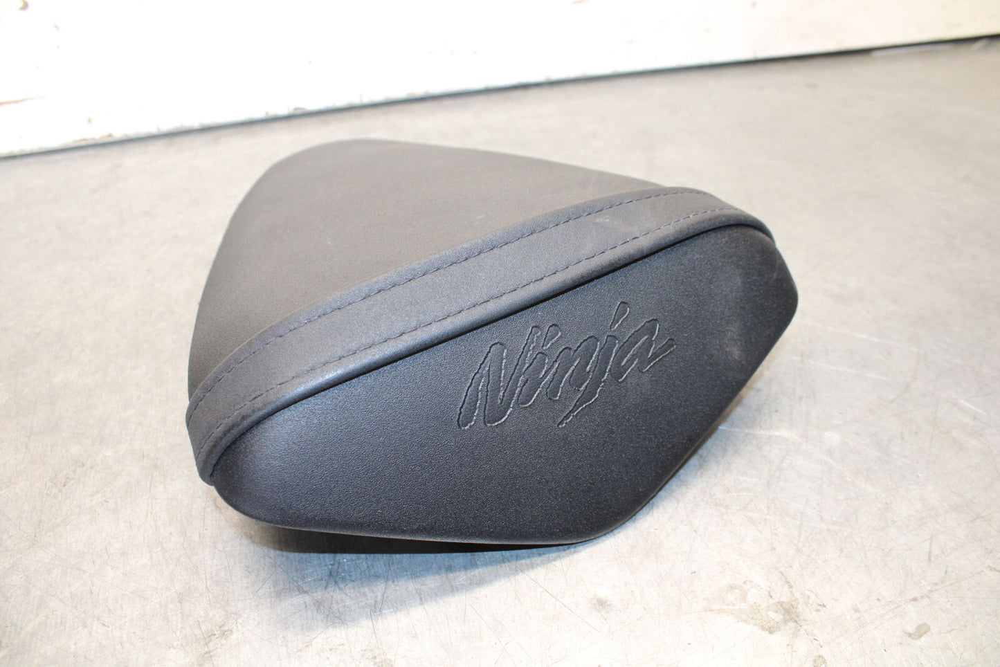 21 KAWASAKI NINJA ZX6R REAR BACK PASSENGER TANDEM SEAT PAD SADDLE PILLION BB647