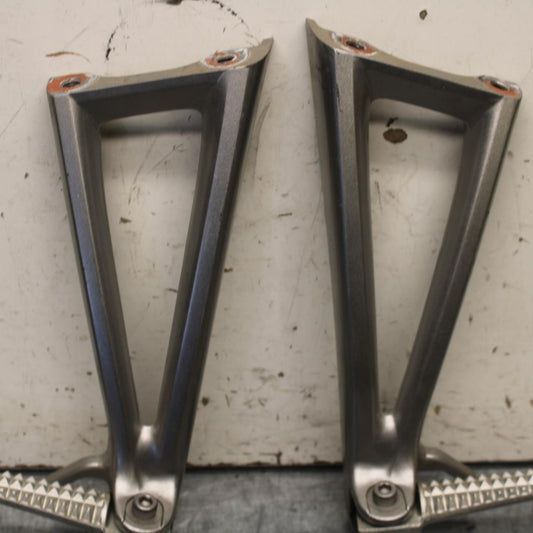 08-16 YAMAHA YZF R6 REAR BACK PASSENGER PEG SET PAIR BB636
