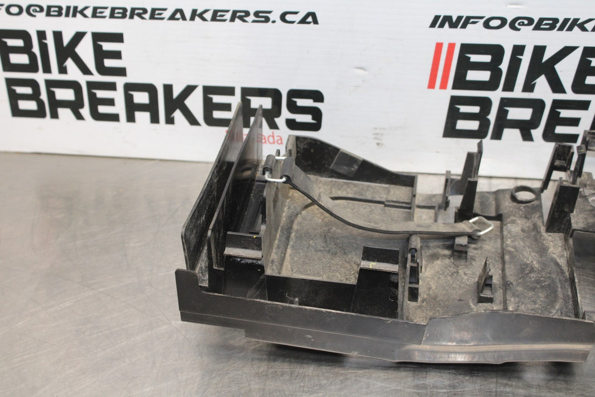 08-16 YAMAHA YZF R6 REAR BACK TAIL UNDERTAIL BATTERY TRAY PLASTIC BB856