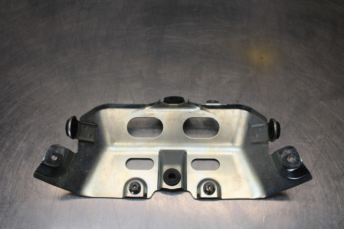 08-10 SUZUKI GSXR 600 FRONT GAS TANK FAIRING COWL COVER MOUNT BRACKET BB202