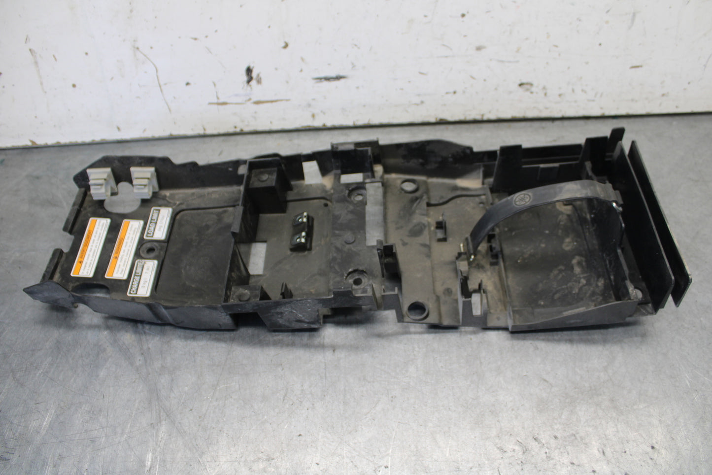 08-16 YAMAHA YZF R6 REAR BACK TAIL UNDERTAIL BATTERY TRAY PLASTIC OEM BB665