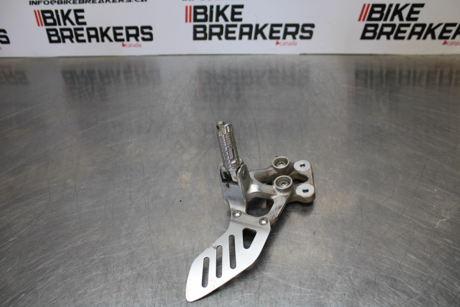 06-07 SUZUKI GSXR 600 LEFT REARSET REAR SET DRIVER FOOT PEG REST STOP BB170