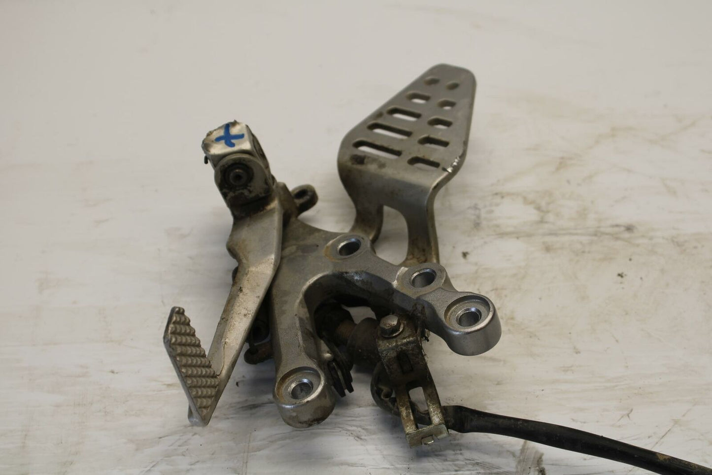 08-16 YAMAHA YZF R6 RIGHT REARSET REAR SET DRIVER FOOT PEG REST STOP BB273