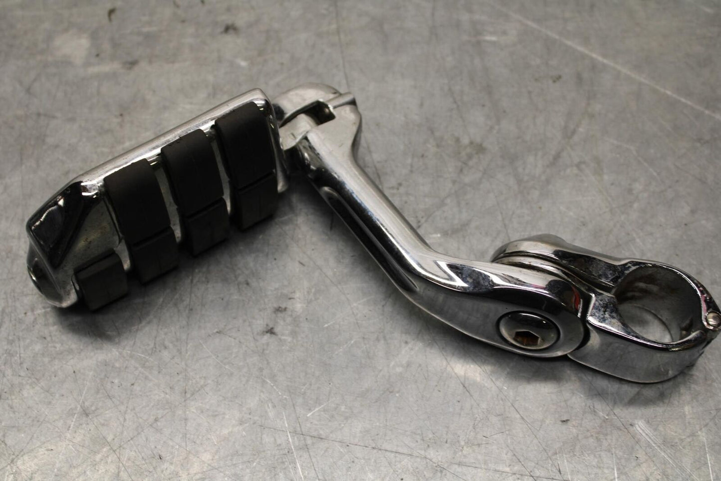 2005 Kawasaki Vulcan 1600 VN1600D Nomad REAR PASSENGER FOOT STEP PEG BB556