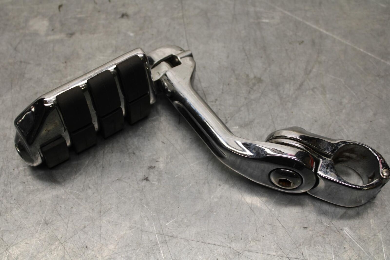 2005 Kawasaki Vulcan 1600 VN1600D Nomad REAR PASSENGER FOOT STEP PEG BB556