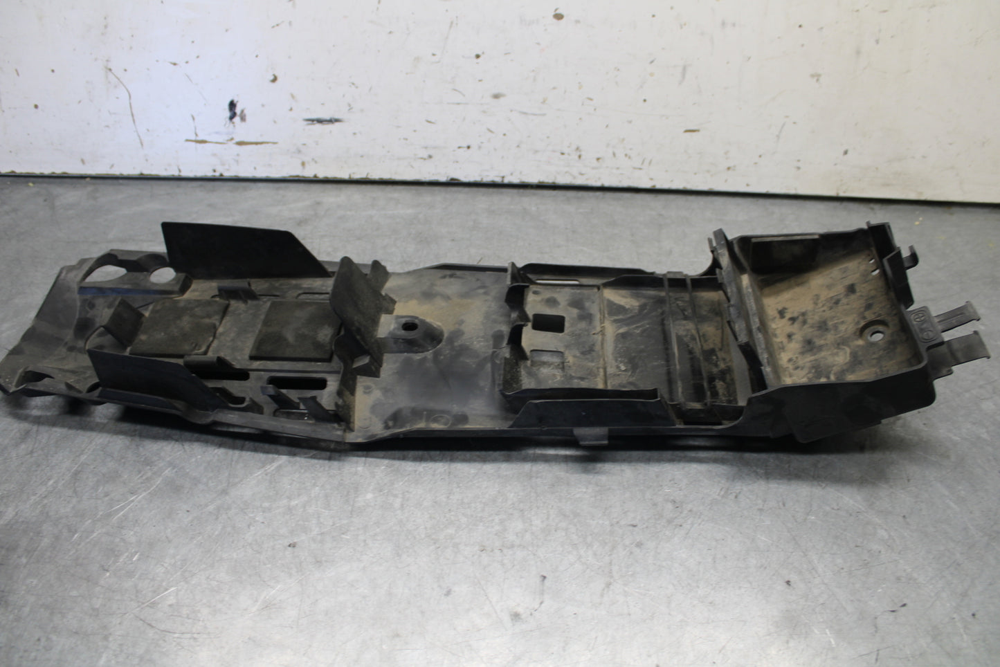 05-06 SUZUKI GSXR1000 REAR BACK TAIL UNDERTAIL BATTERY TRAY 63111-41G01 BB663