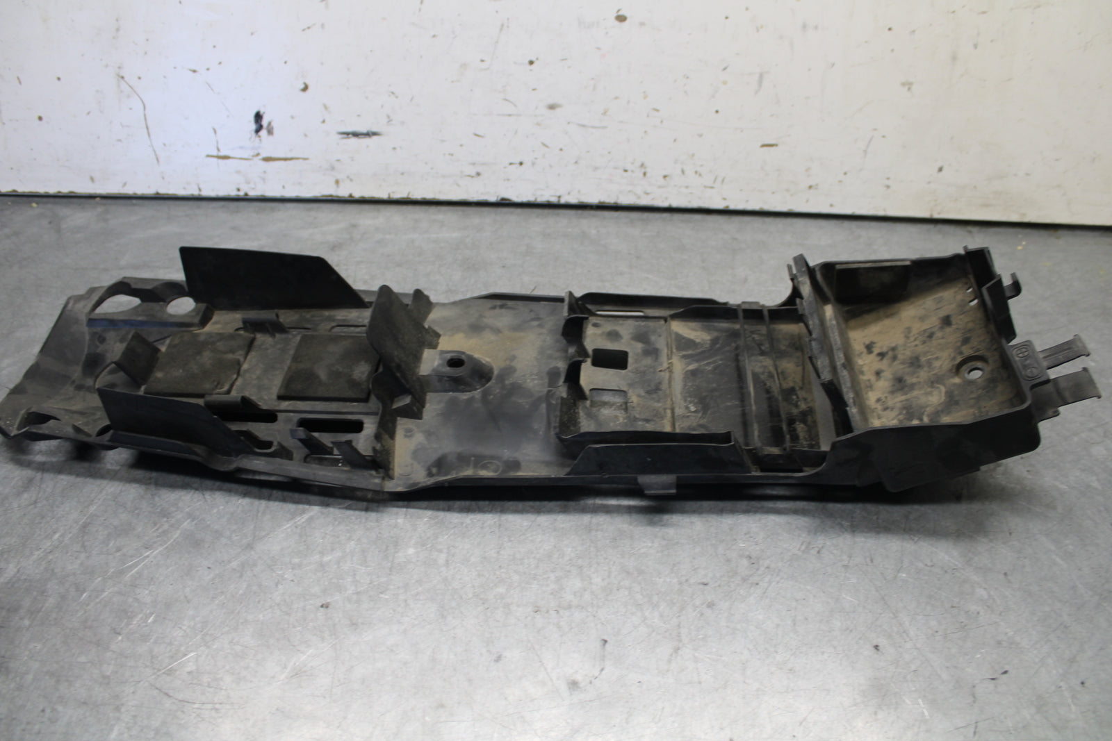 05-06 SUZUKI GSXR1000 REAR BACK TAIL UNDERTAIL BATTERY TRAY 63111-41G01 BB663
