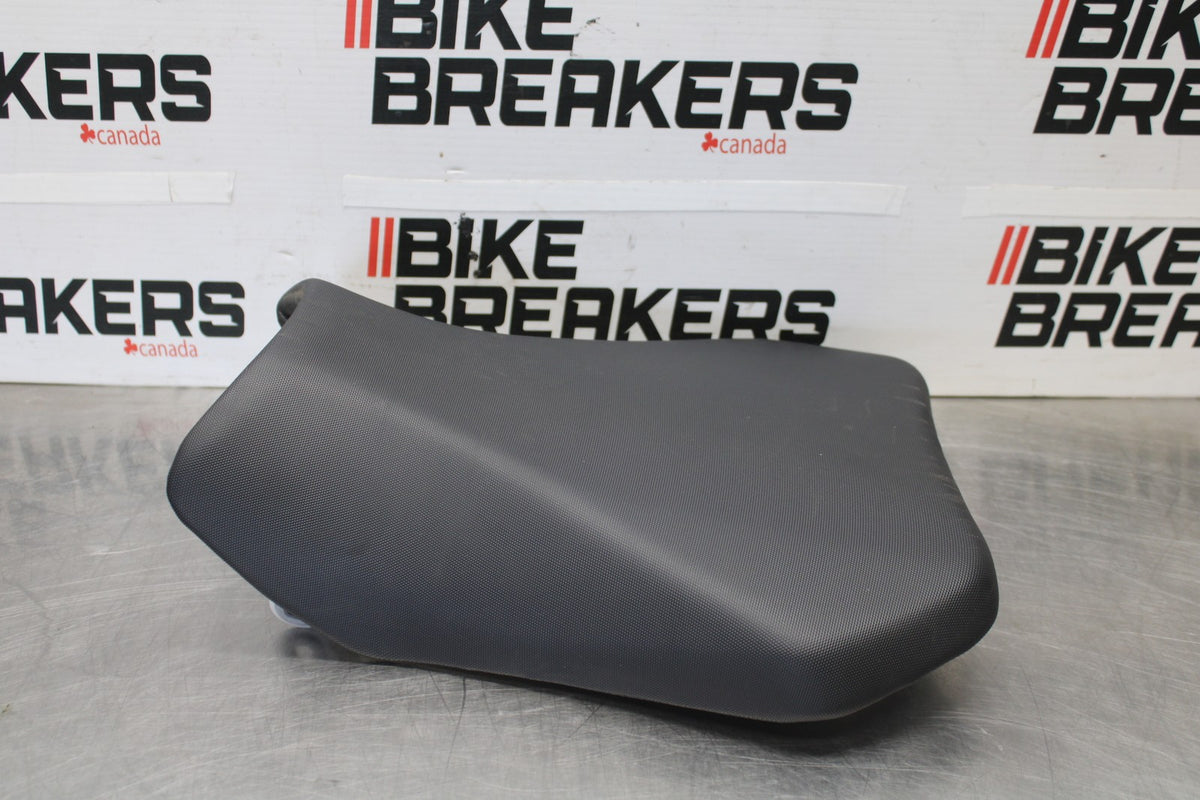 15-26 SUZUKI GSXR600 FRONT DRIVERS SEAT PAD SADDLE PILLION BB888