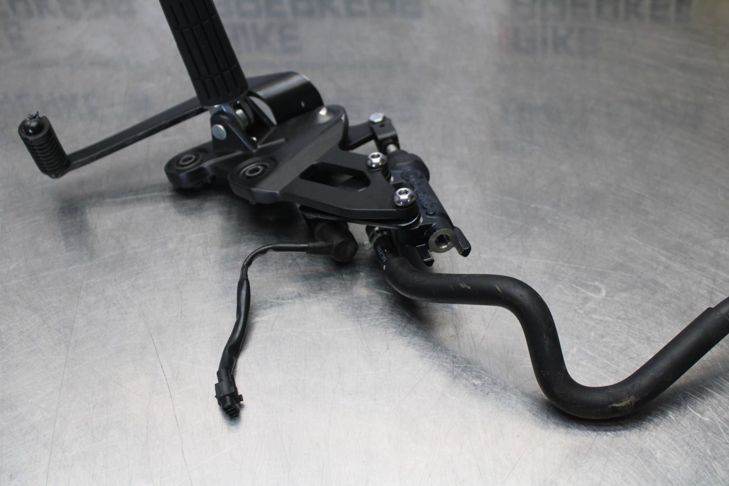 23-24 YAMAHA MT-07 RIGHT REARSET REAR SET DRIVER FOOT PEG REST STOP BB194