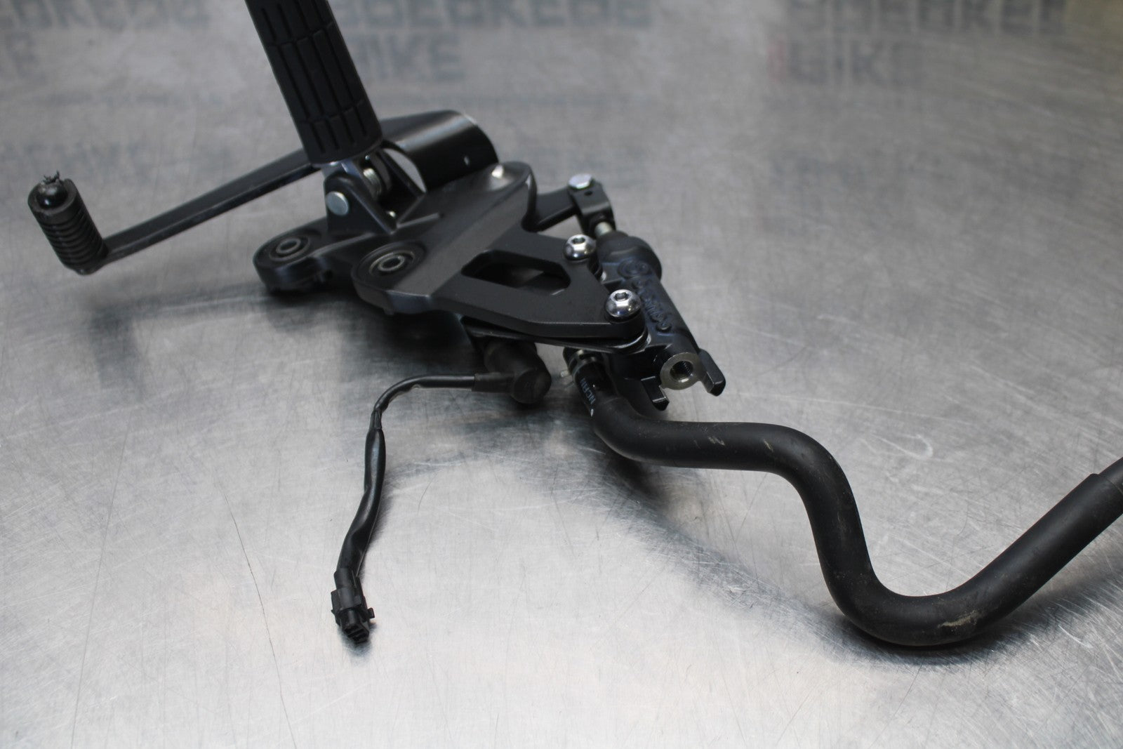 23-24 YAMAHA MT-07 RIGHT REARSET REAR SET DRIVER FOOT PEG REST STOP BB194