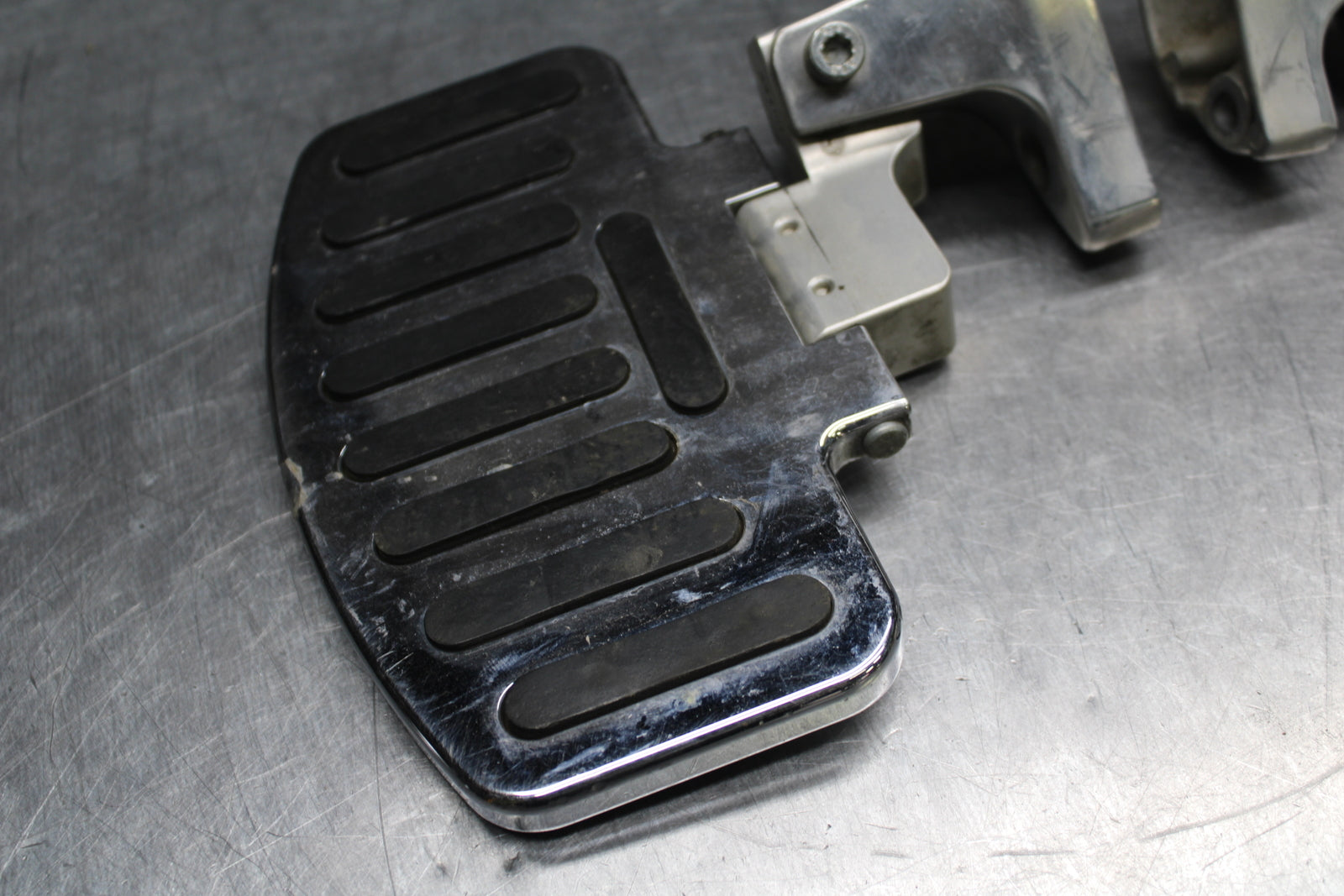 00 SUZUKI INTRUDER 1500 VL1500 REAR PASSENGER FOOT STEP PEG BB761