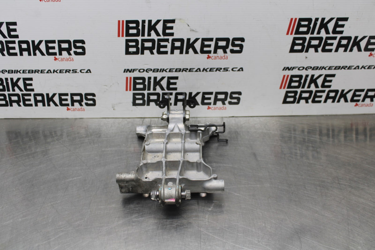 18-26 KAWASAKI Z400 ENGINE MOUNT MOTOR BRACKET BB852