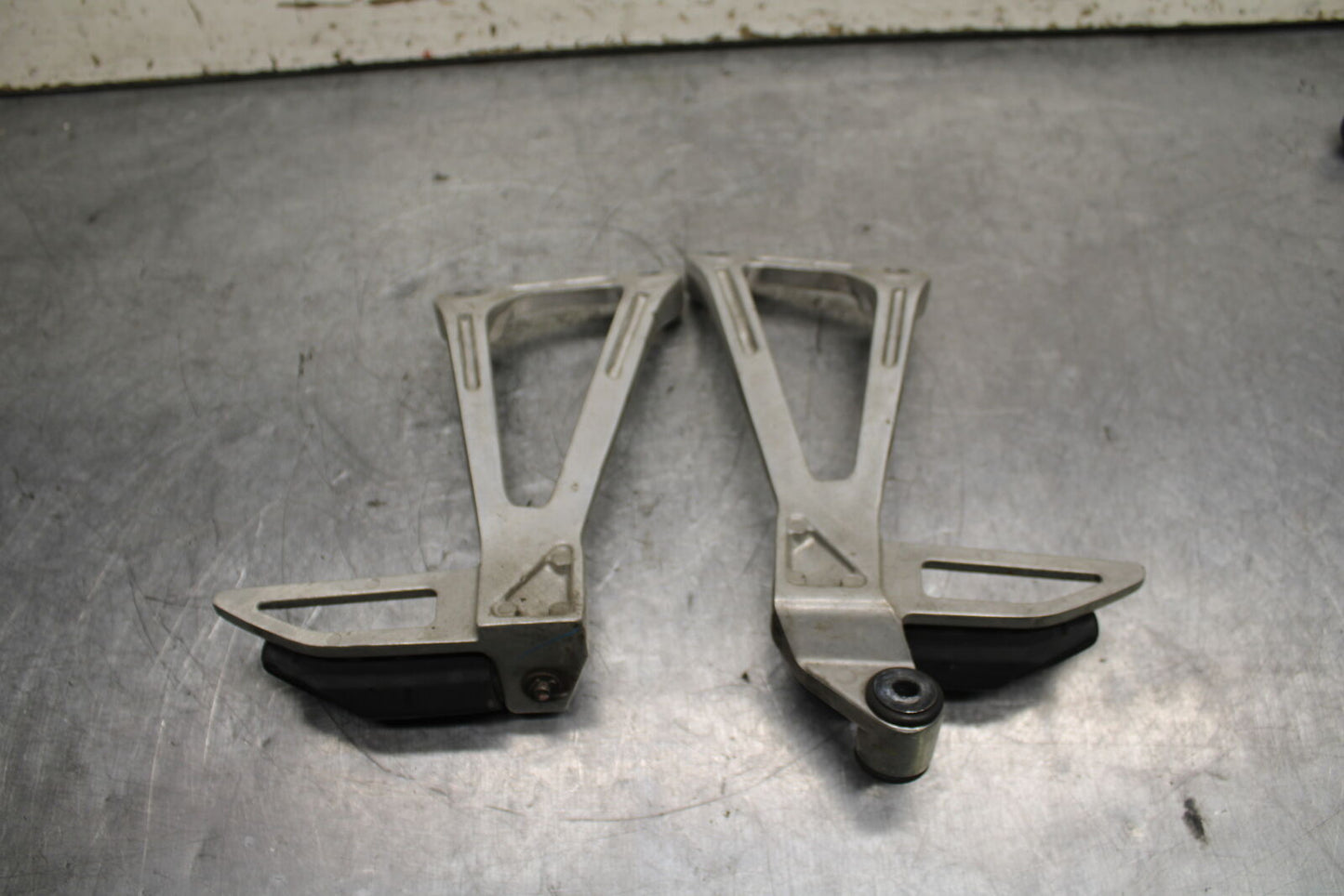 15-16 HONDA CB300F REAR BACK PASSENGER PEG SET PAIR BB740