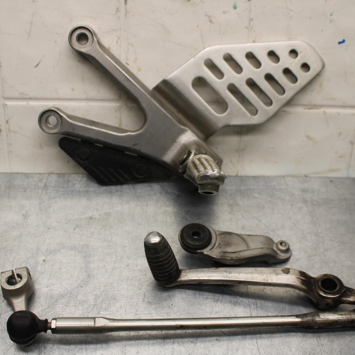 2007 Yamaha YZF R6 LEFT REARSET FOOT PEG W SHIFTER 2C0-18115-00-00 BB590