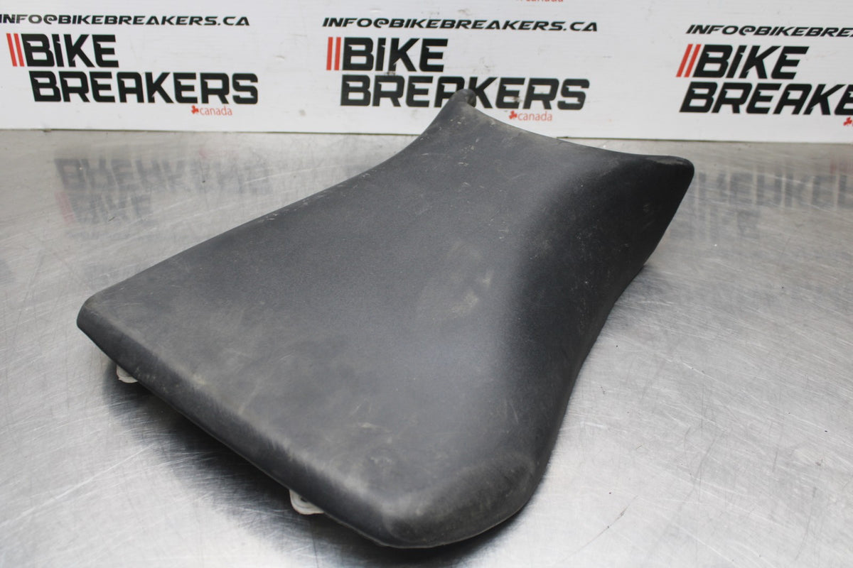 05 YAMAHA YZF R6 FRONT DRIVERS SEAT PAD SADDLE PILLION BB814