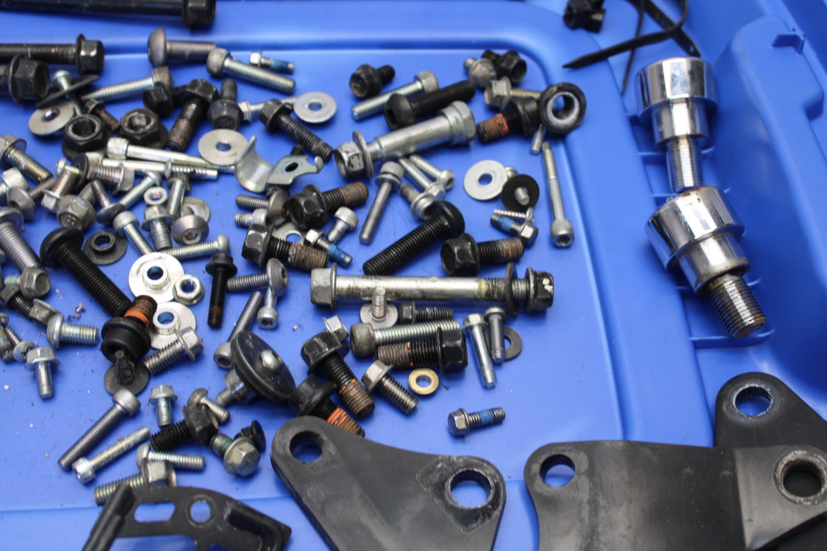 09 YAMAHA V STAR 950 MOUNTING BOLTS HARDWARE MOTOR SCREWS BB172