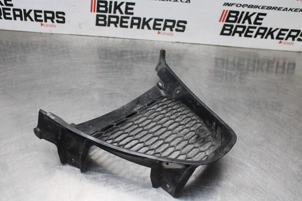 05-06 SUZUKI GSXR1000 FRONT LOWER INNER EXHAUST V FAIRING COWL GUARD BB857