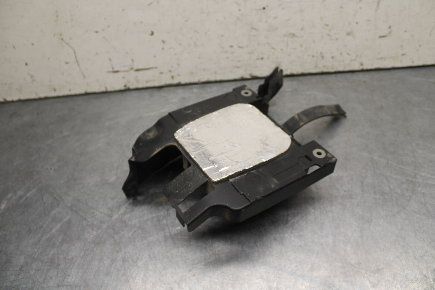 09-14 YAMAHA YZF R1 REAR BACK TAIL UNDERTAIL BATTERY TRAY PLASTIC BB696