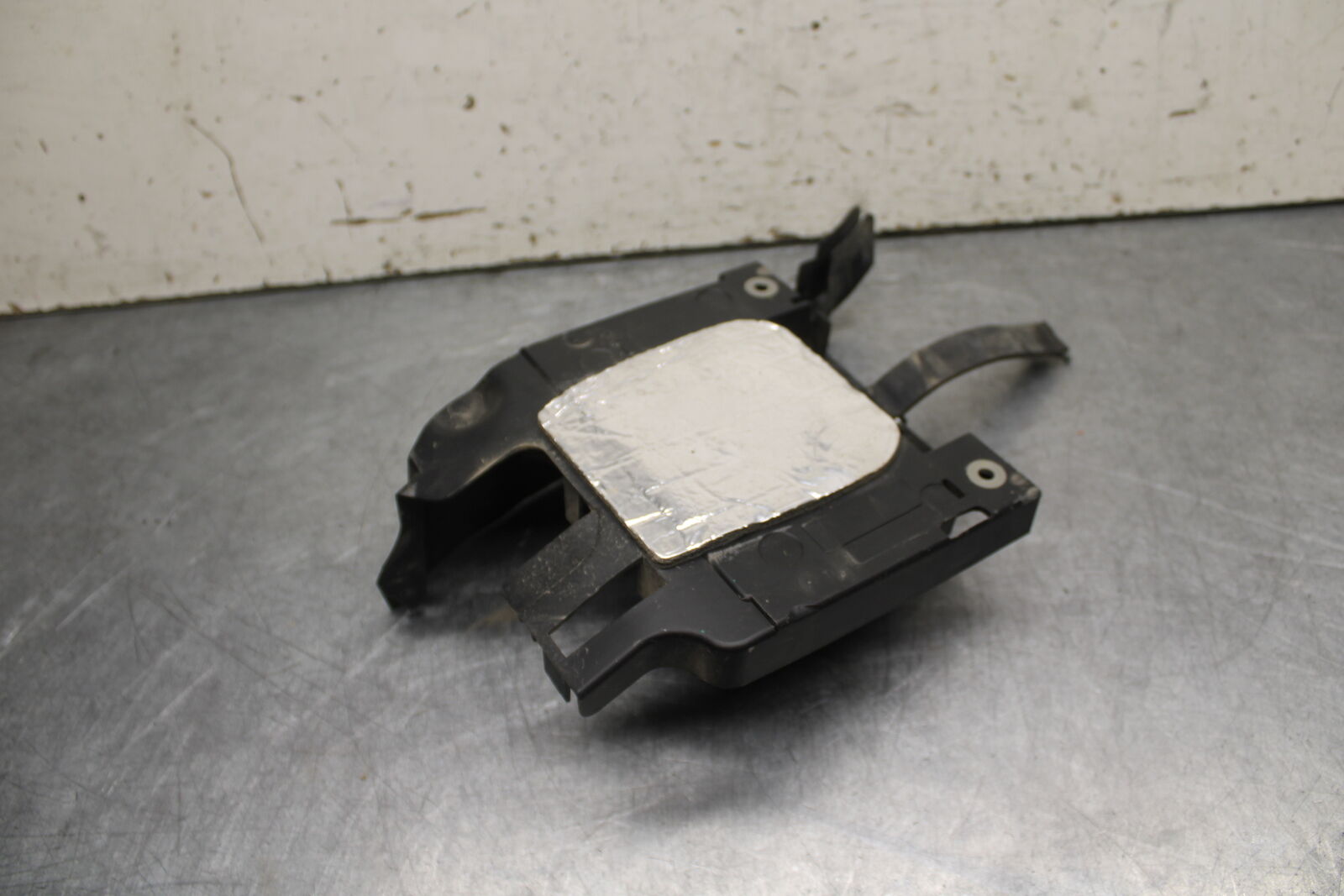 09-14 YAMAHA YZF R1 REAR BACK TAIL UNDERTAIL BATTERY TRAY PLASTIC BB696