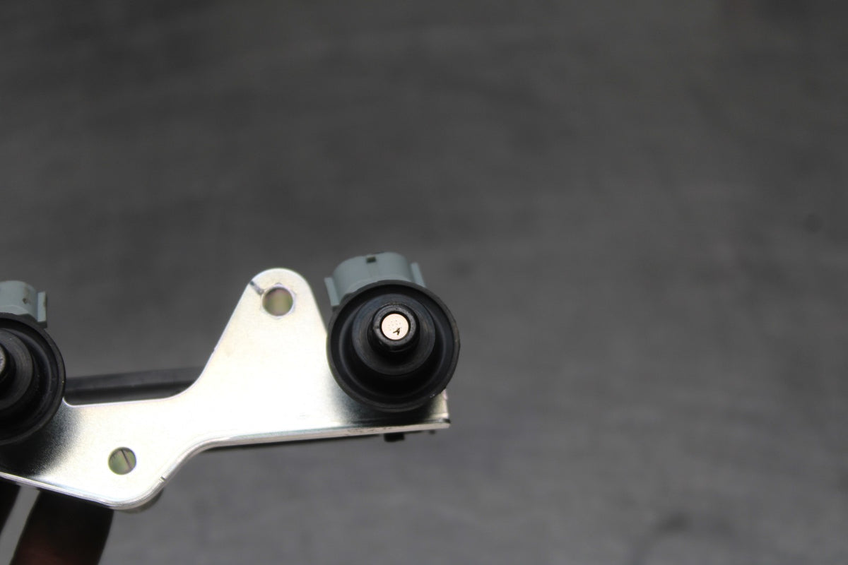 07-12 HONDA CBR600RR SECONDARY FUEL INJECTORS TOP AIRBOX GAS RAIL BB812