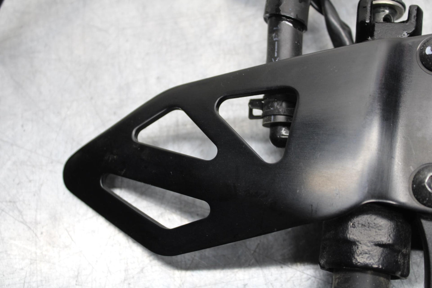 20 SUZUKI GSXR 1000 RIGHT REARSET REAR SET DRIVER FOOT PEG REST STOP BB597