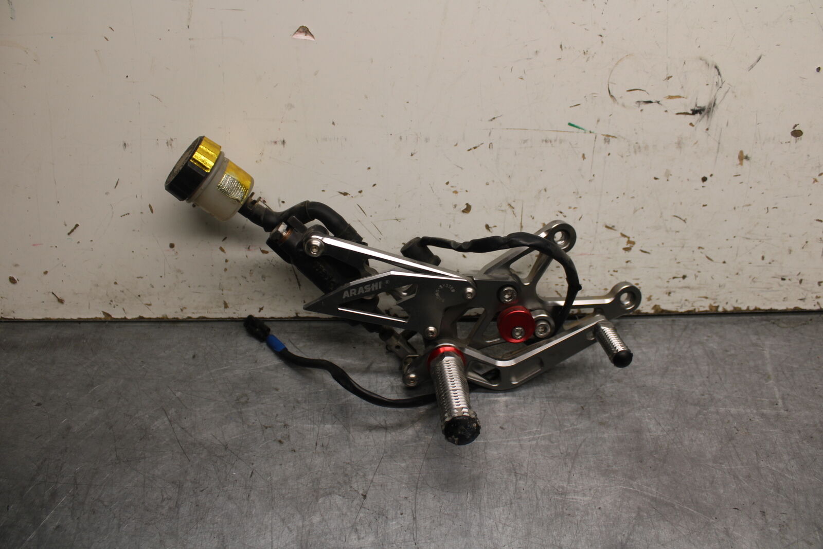07-08 YAMAHA YZF R1 RIGHT REARSET REAR SET DRIVER FOOT PEG REST STOP BB724