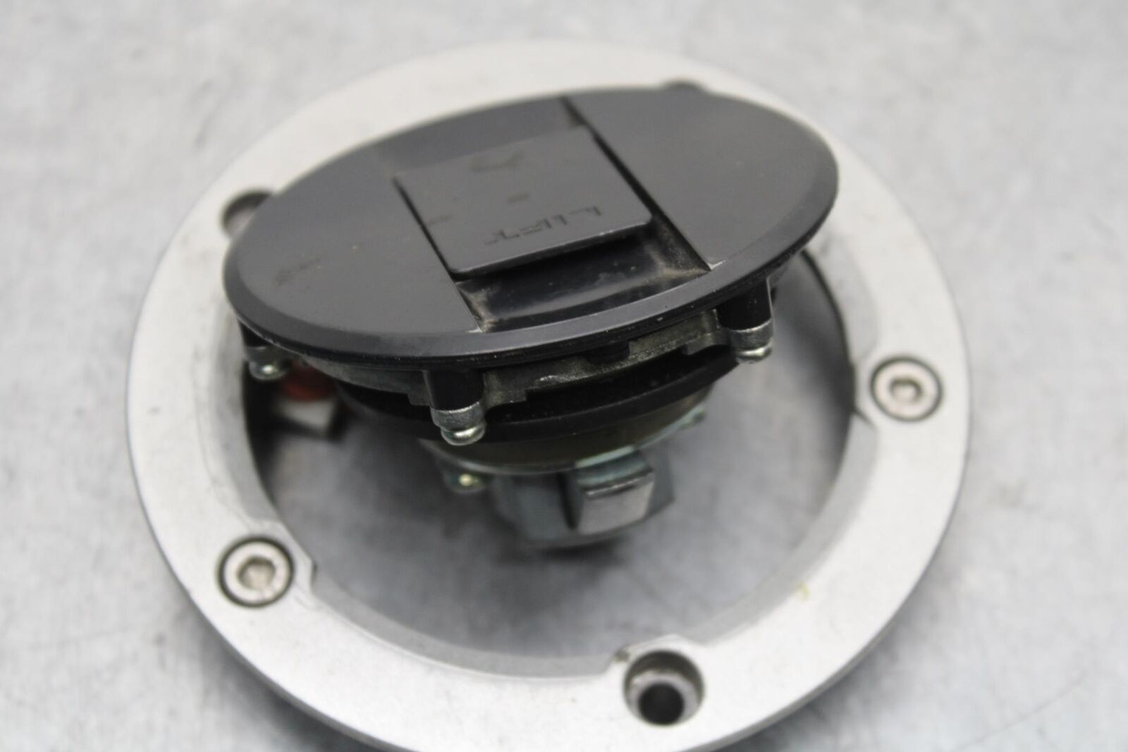11-22 SUZUKI GSXR600 FUEL TANK GAS CAP WITH KEY BB582