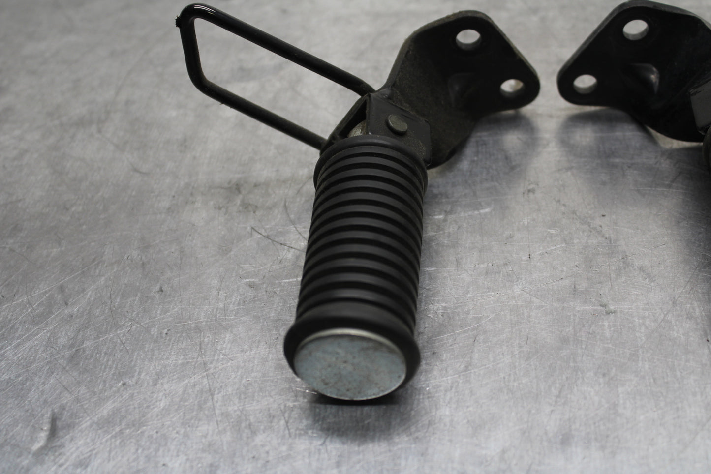 04 SUZUKI INTRUDER 800 REAR PASSENGER FOOT STEP PEG BB758
