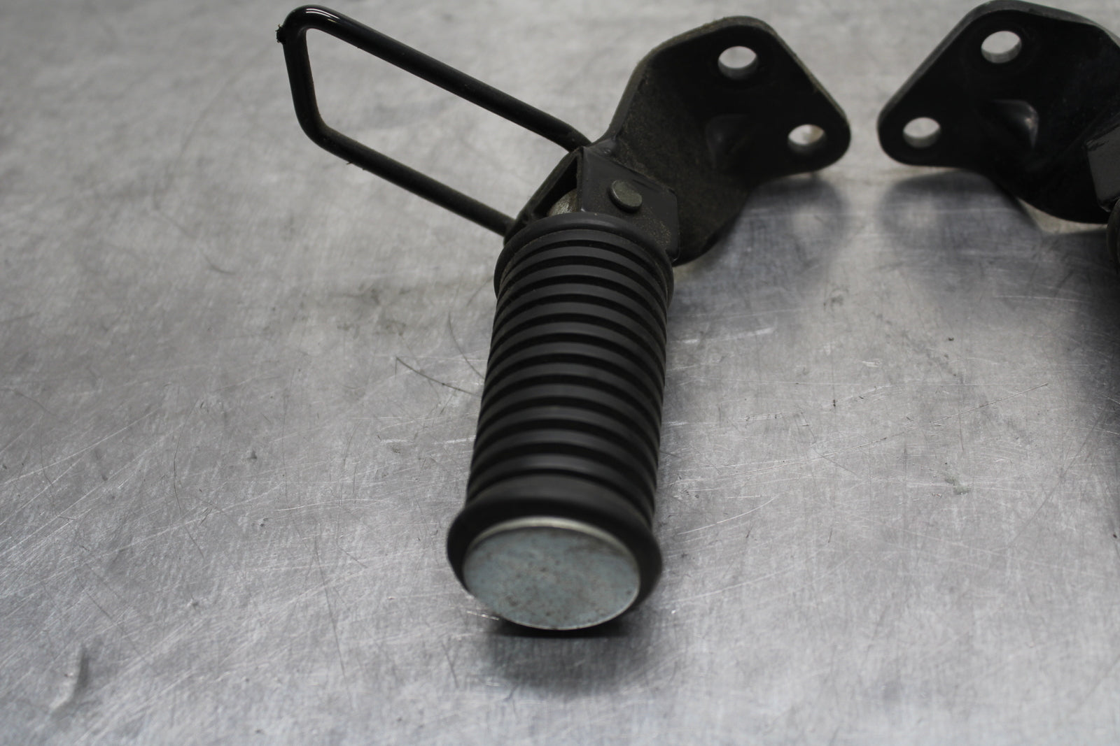 04 SUZUKI INTRUDER 800 REAR PASSENGER FOOT STEP PEG BB758