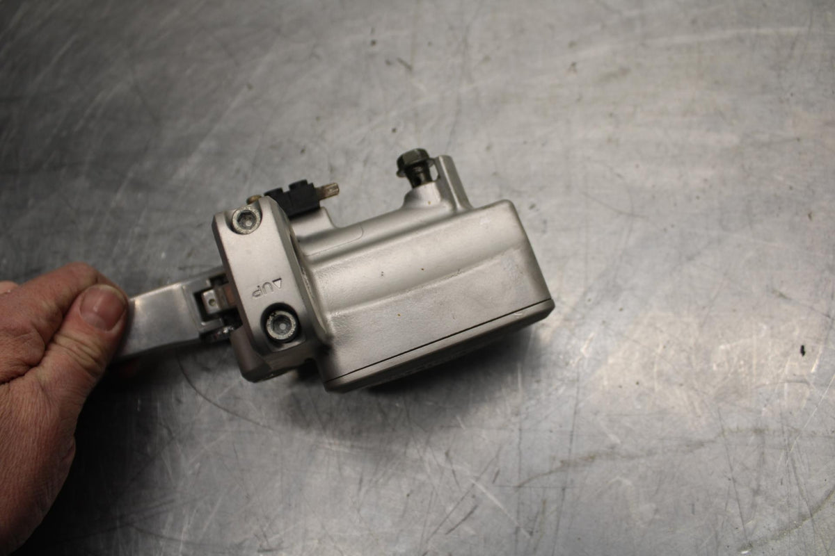 06-09 SUZUKI M109R BOULAVARD FRONT BRAKE MASTER CYLINDER BB501